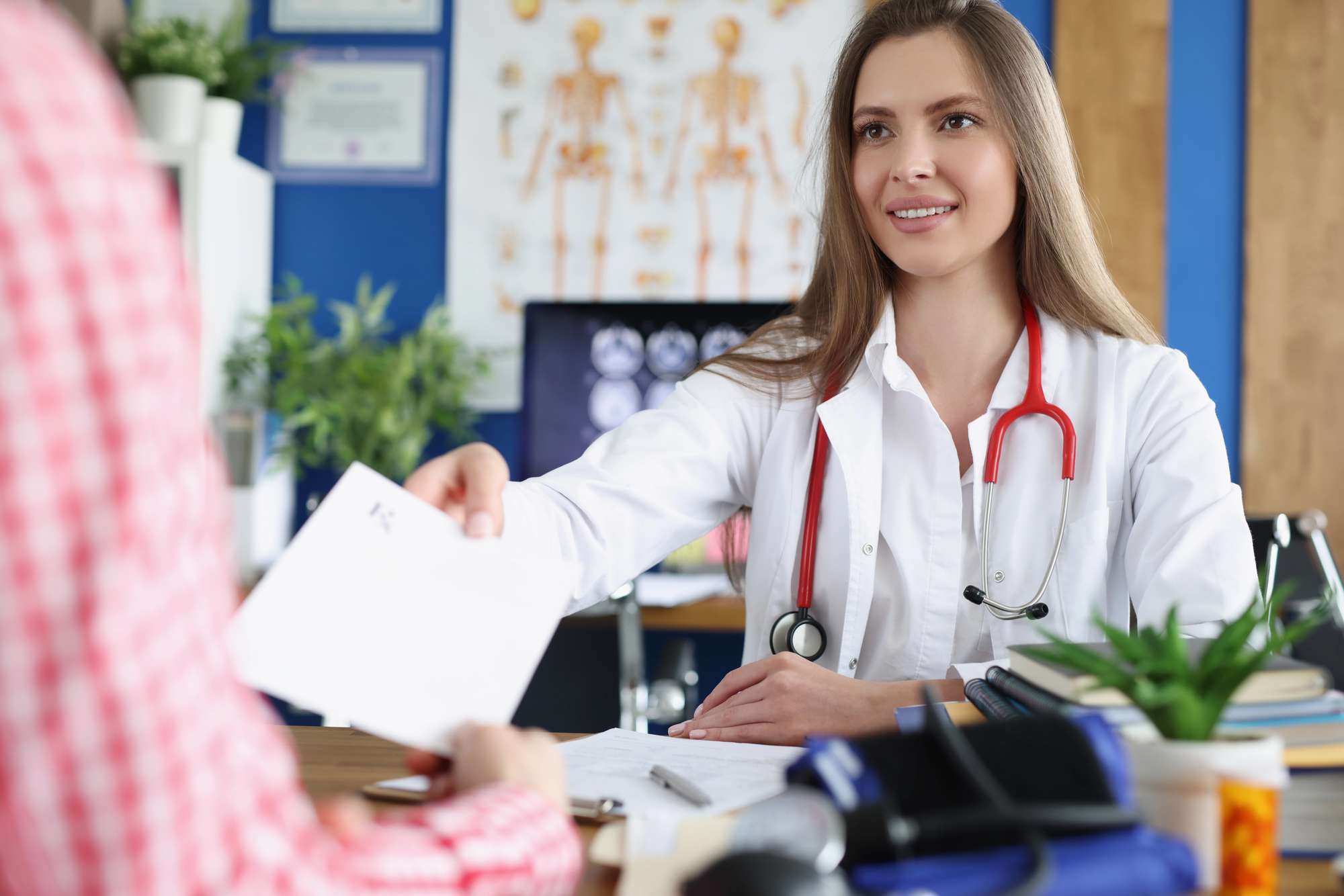 Ärztin übergibt Rezept