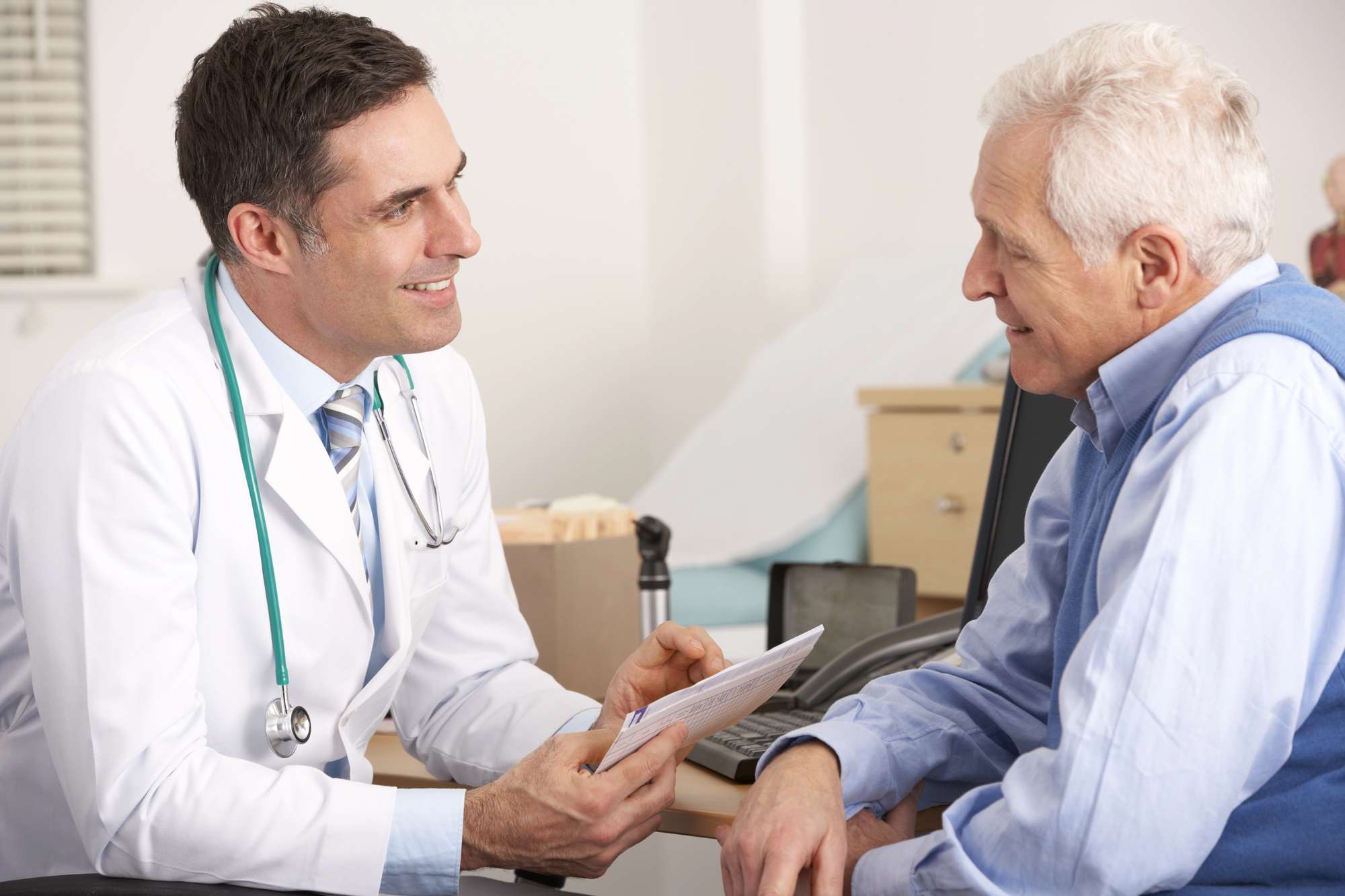 Arzt und Patient diskutieren